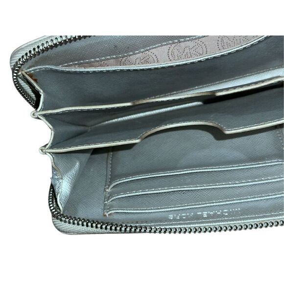 Beautiful MICHAEL KORS zip wallet Plenty Of Storage Wallet One Size sliver/gold - Picture 4 of 15